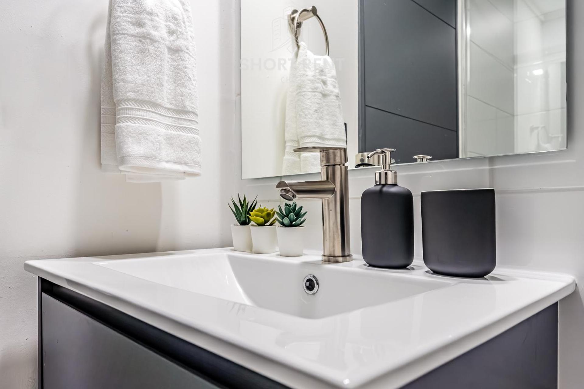 Csn2 Ac, 3 Blocks From Moneda Metro Station, And Luxurious *